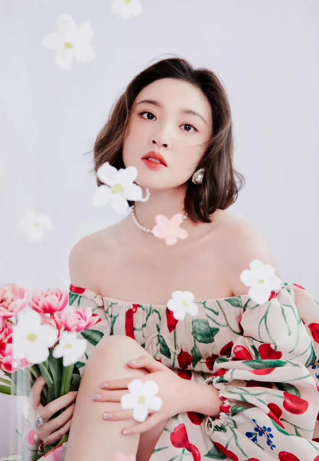 唐艺昕身穿一字肩高开叉长裙，温婉漂亮，春花纷飞，清新沁人
