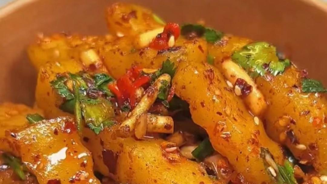 自制路边摊美食之狼牙土豆，香辣酥脆，外焦里嫩，快来学学吧！