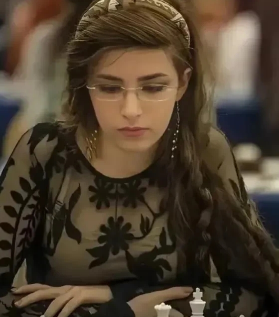 伊朗再被“蒙羞”！
伊朗糊涂啊！因为18岁的女性国棋手参赛没戴头巾，就把对方给开