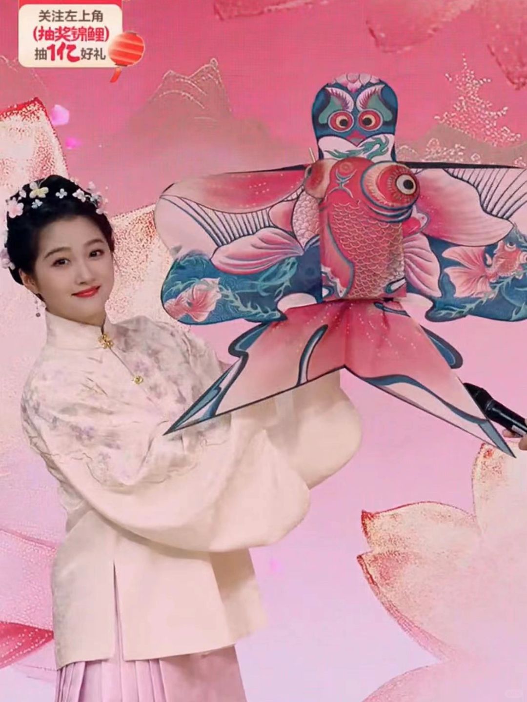 关晓彤拿我家风筝美拍啦！！😎
大家有截到美图吗？
真的太好看啦！！