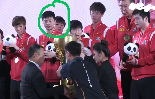 #2023成都国际乒联混合团体世界杯# 
在颁奖典礼上，王艺迪先是站在前排被总教