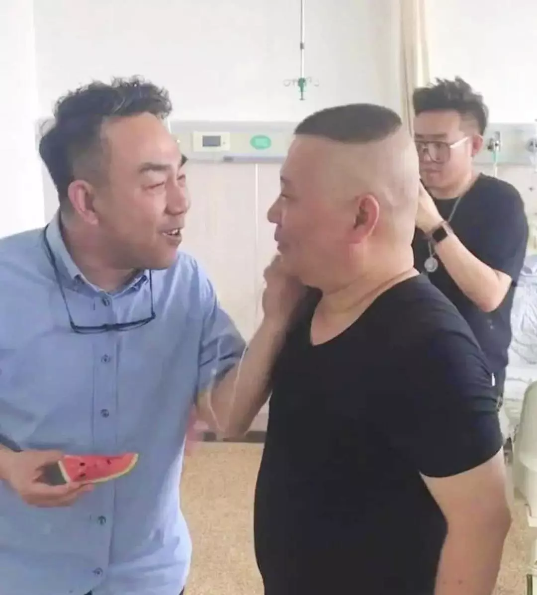 照片中的人有什么背景吗？ 关系再好也不可能是这样吧？