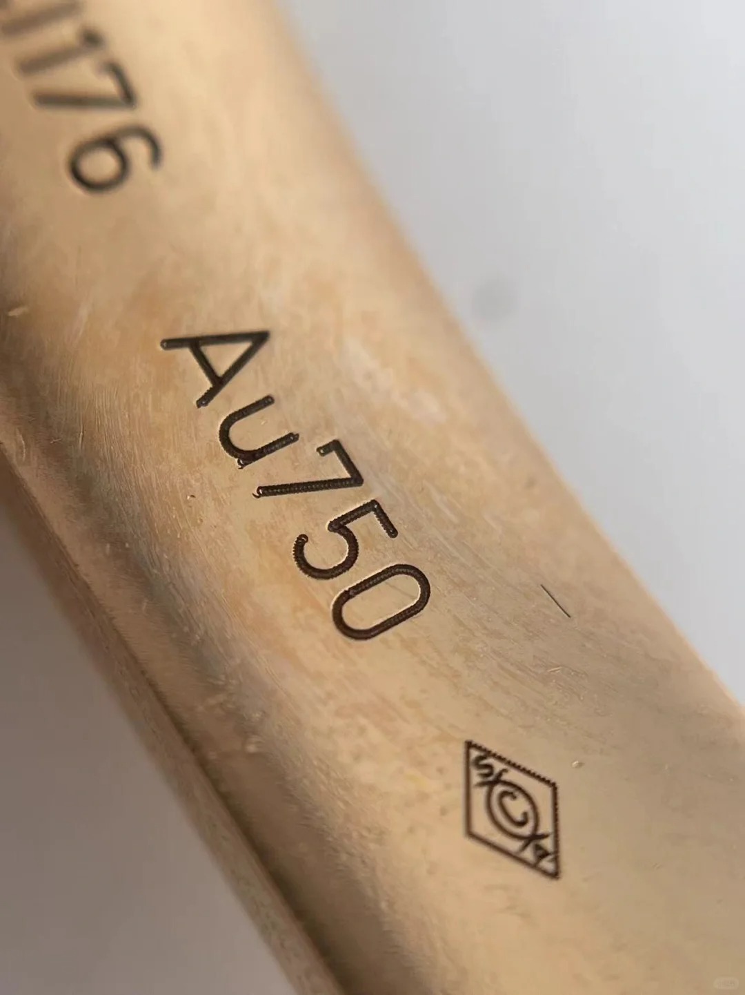 追求者送的卡地亚手镯，拿到典当行才知道是
小姐姐拿了个卡地亚手镯过来
说要典当，