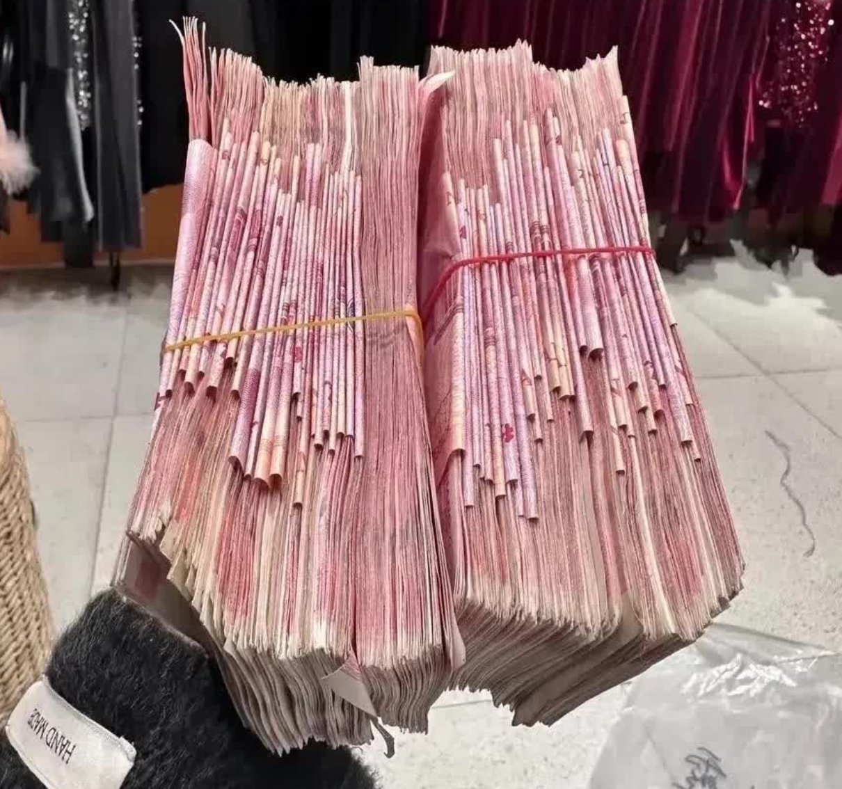 昨天我去银行提取现金，工作人员要求我在摄像头前解释资金用途。我稍作犹豫，想起网友