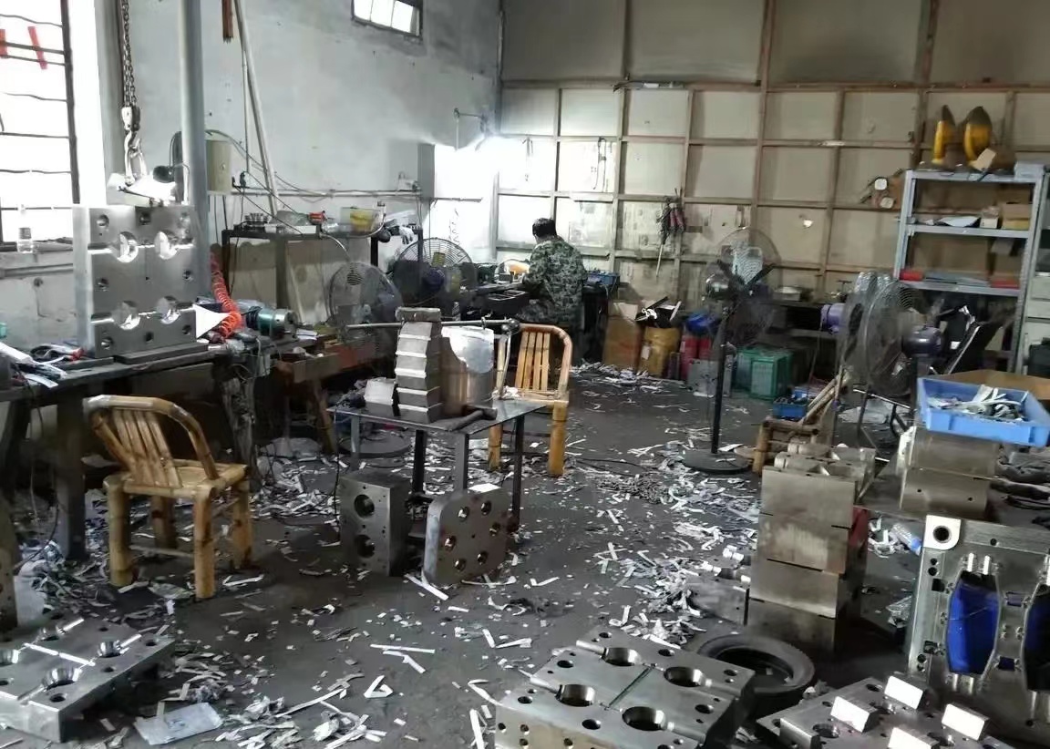 这位师傅一年收入不止100万，差不多也有80万吧？各位朋友，千万别小看那些看似不