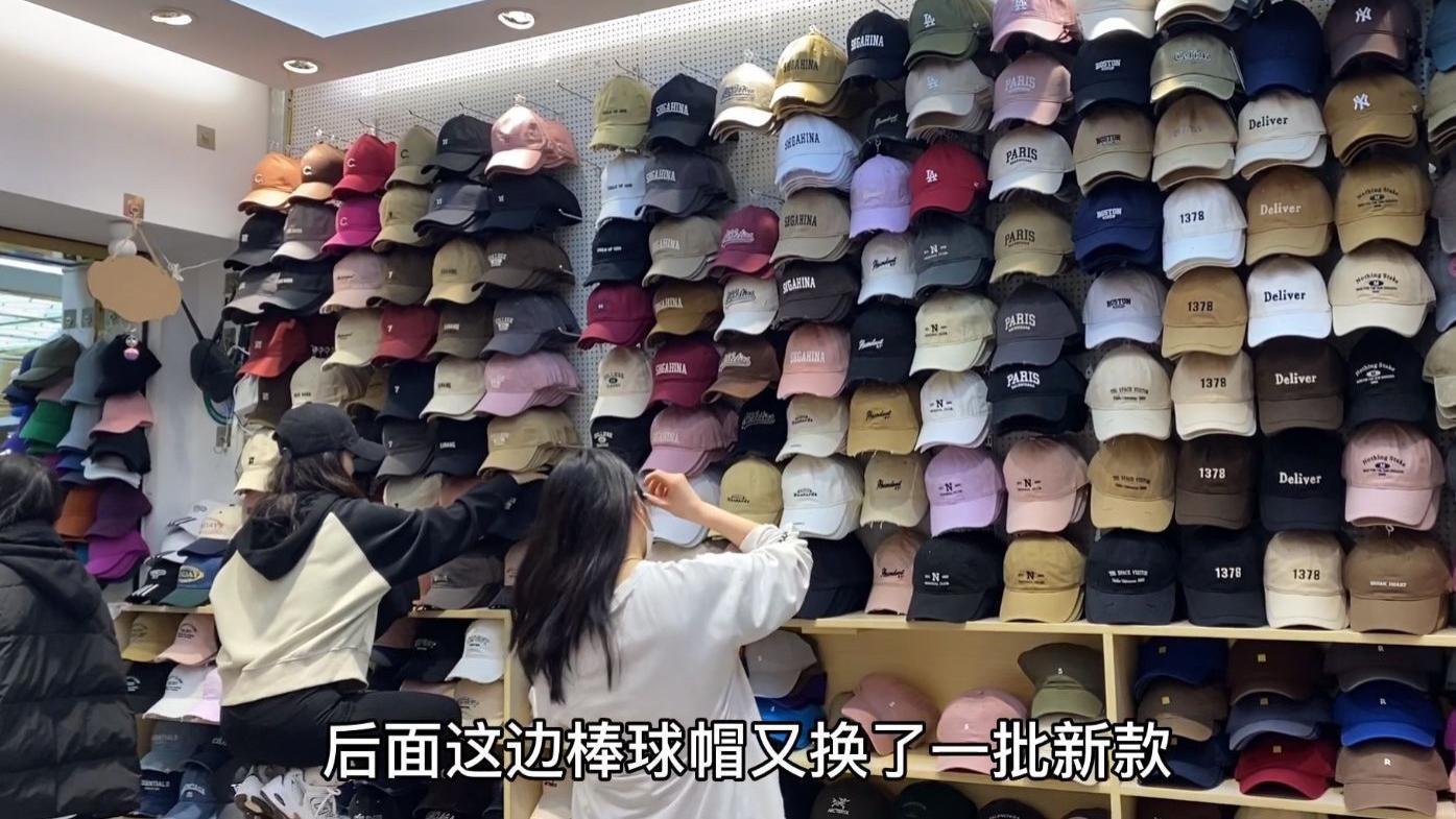 看下广州服装市场里的帽子批发档口，夏款渔夫帽棒球帽等种类非常多样，日常休闲百搭价格低#广州
