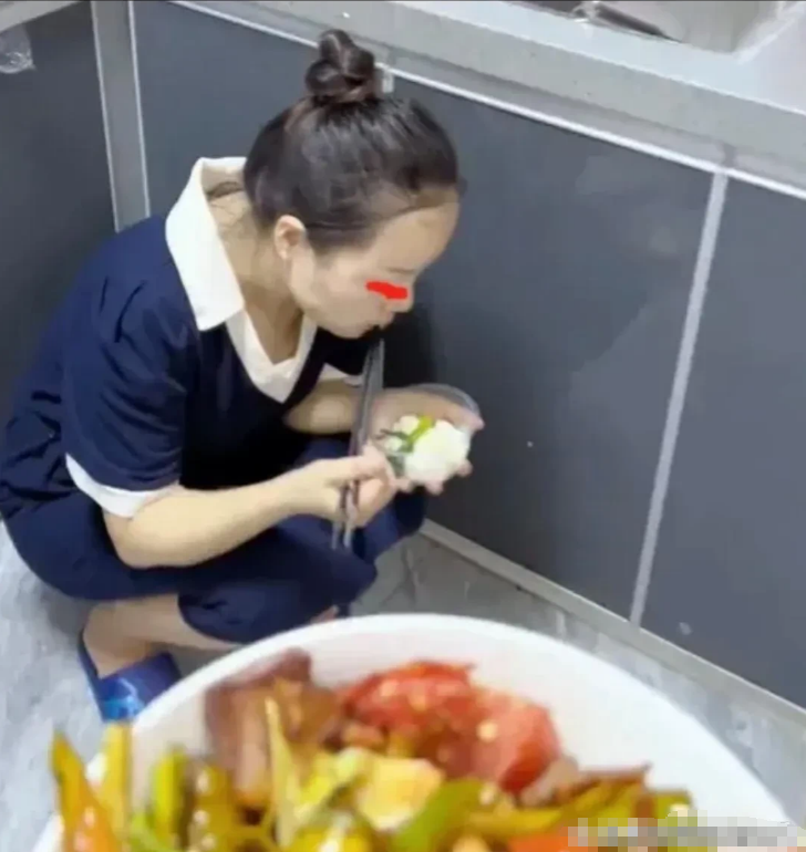女子远嫁后被禁止上桌吃饭，只能在厨房蹲着吃，丈夫心疼两年：我太爱她了

一名女子