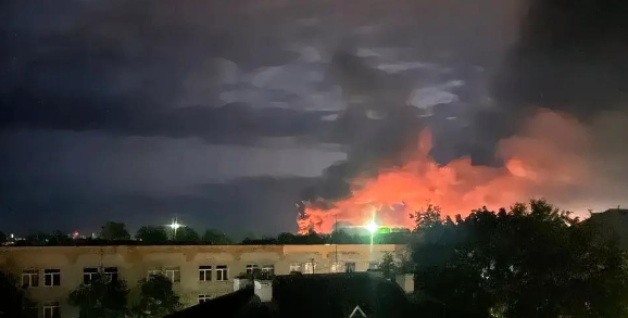 俄军这次损失惨重! 据外媒报道称:“俄罗斯一列火车在俄罗斯东部一条战略铁路的隧道