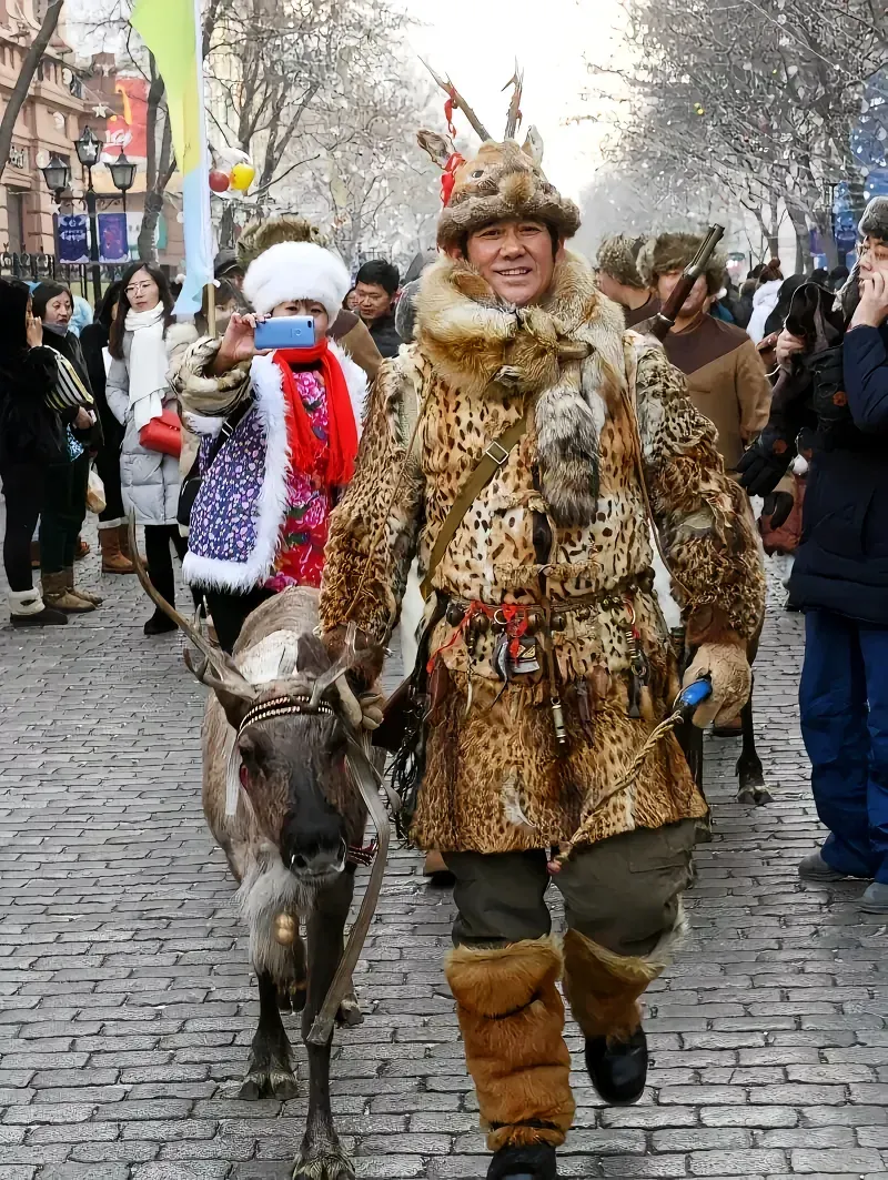 据说【鄂伦春人上一次走出林子还是在乾隆年间，出征伊犁】
哈尔滨文旅局这波是杀疯了