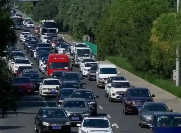 #高速堵车 有人车上带了一锅饭菜#其实仔细想一想，如此的高速堵车，还不如在底下国