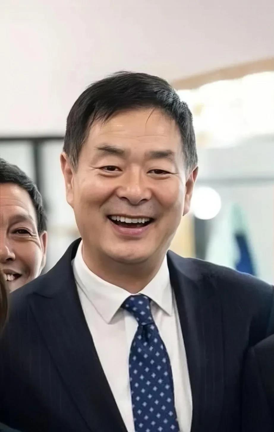 杨澜采访濮存晰，单刀直入:你们人艺最大的腕，演一场话剧多少钱？濮存晰说:头牌的老