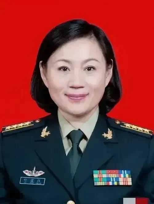这位英姿飒爽、一脸正气的女军人是谁呢？
仔细看，她的肩章是四颗星，那么她就是大校