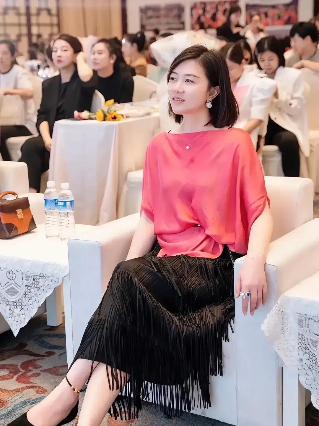 传说中的恒大歌舞团灵魂人物，副团长钱香香，你能抵抗吗？
 钱香香女士作为恒大歌舞