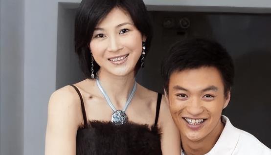 12年前，身家50亿的温州首富周旭辉，瞒着原配妻子看上“李云龙”的老婆童蕾，在金