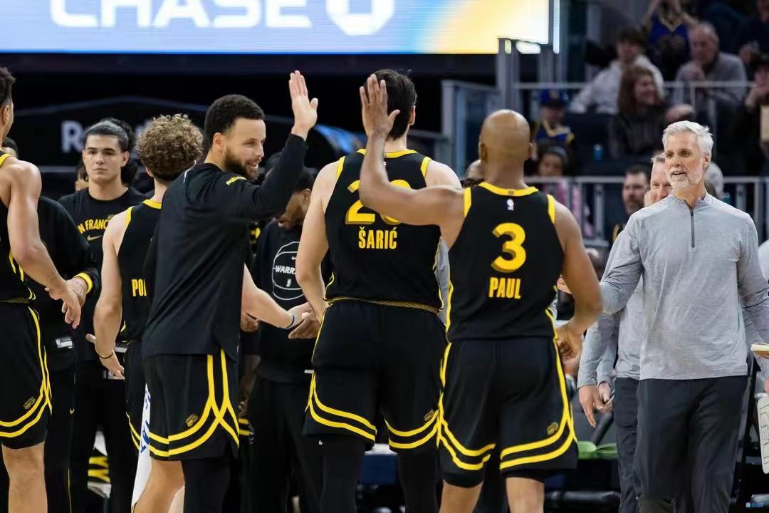 NBA常规赛，勇士在主场以126-106击退开拓者，取得5连胜。

勇士5连胜为