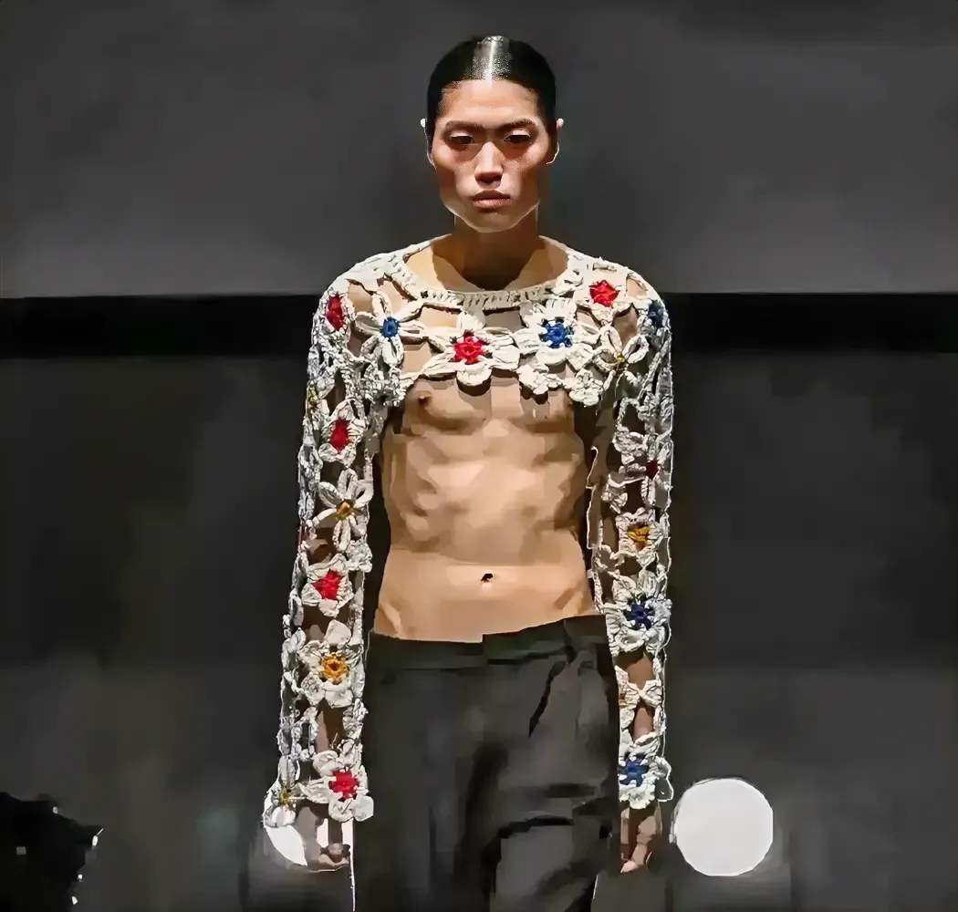 第一眼以为是女模特！点开仔细一看，瞬间懵了，这到底是男还是女？现在的模特真是分不