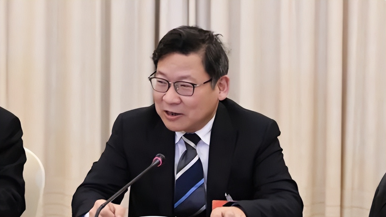 烧美金, 骗刘强东100亿的湖南秘书长, 仅上任43天就落马, 他有多荒唐