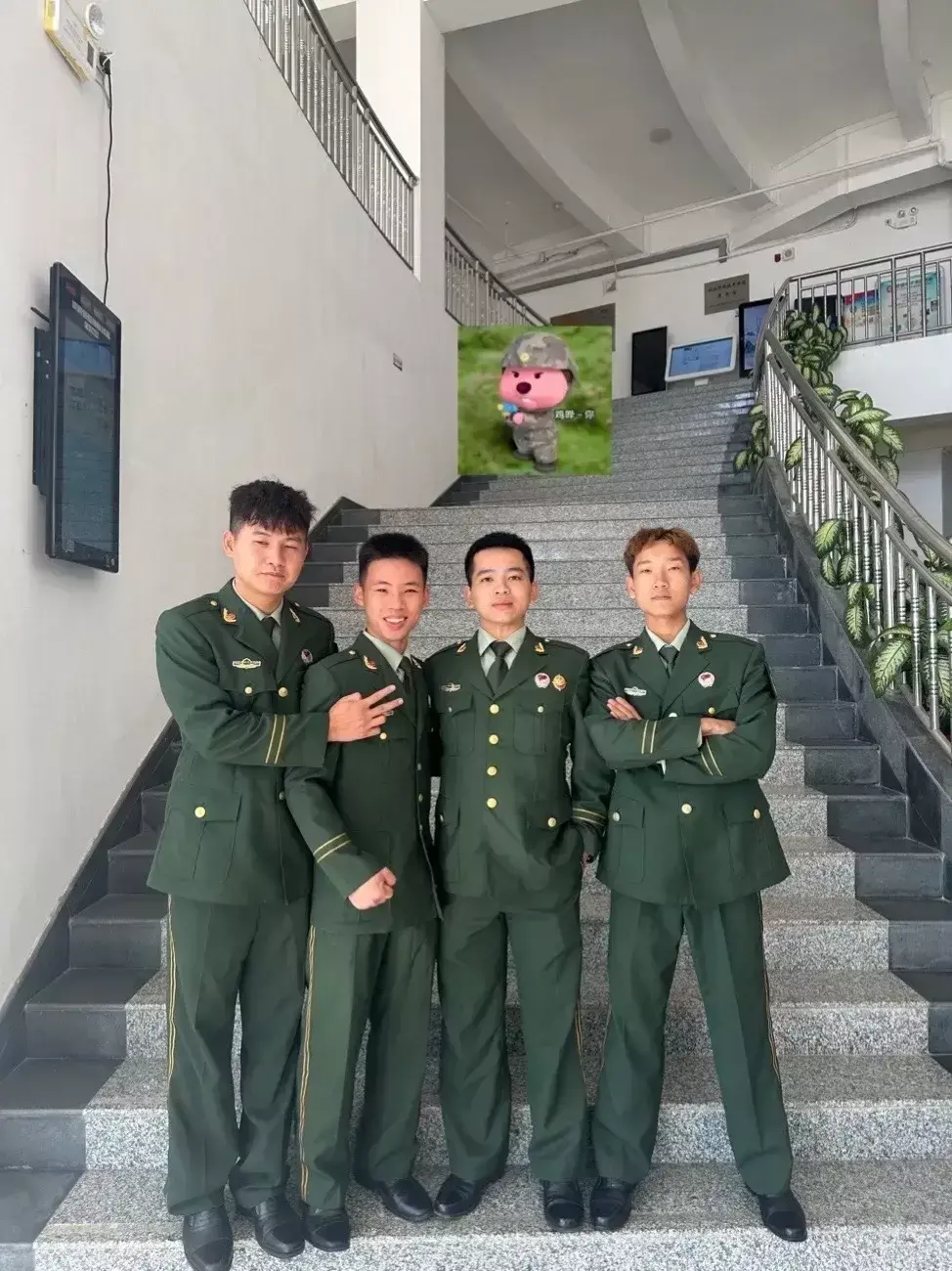 无论手势还是头发都丢军人的脸