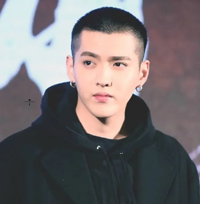 吴亦凡冲上热搜！
11月21日，被判刑13年的吴亦凡突然冲上热搜，只因为都美竹的