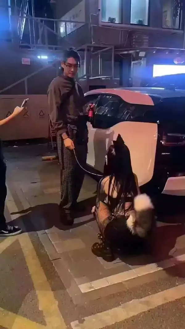 我昨天在qq群看到别人发了，还有第二张尺度更大的哈哈……
说是北京的爷！