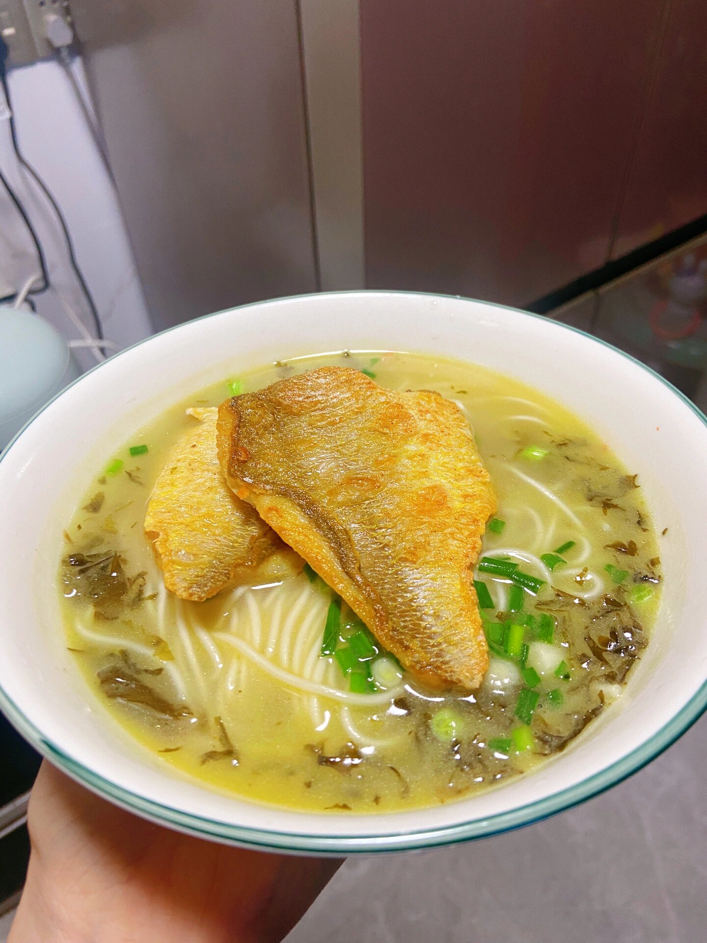 家庭版雪菜黄鱼面，鲜美无比！

今天为大家分享一道家庭版的雪菜黄鱼面，这道美食真