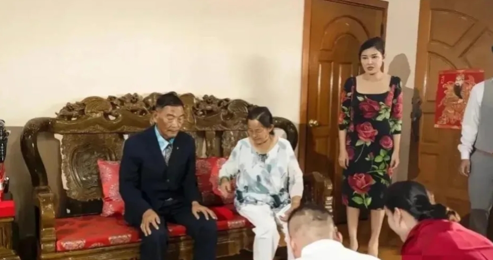 白所成一家家财万贯，却让人唏嘘其低劣审美品味。尽管拥有显赫的财富与王族身份，他们