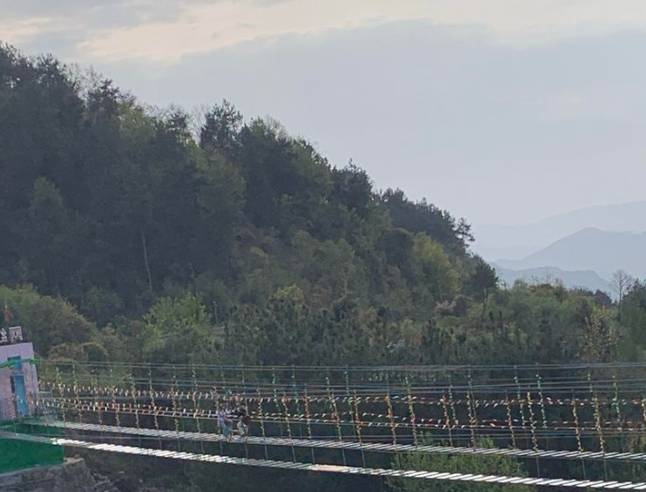 自带洗头膏沐浴露，没带就去超市买小瓶瓶的。
基本用自己洗漱用具，自带毛巾。（除非