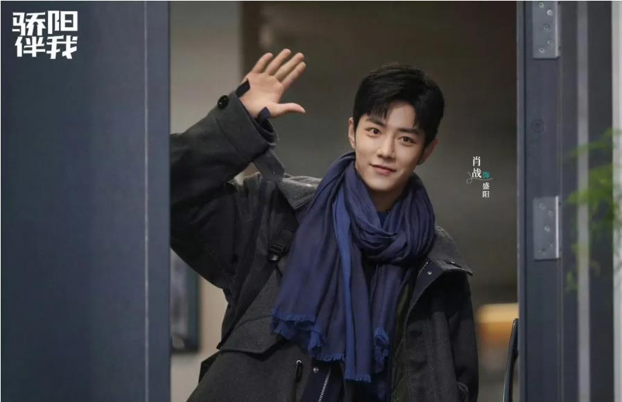 《骄阳伴我》正在央视八套热播，白百何饰演的女主角简冰，撞见了自己的老公跟小三在街