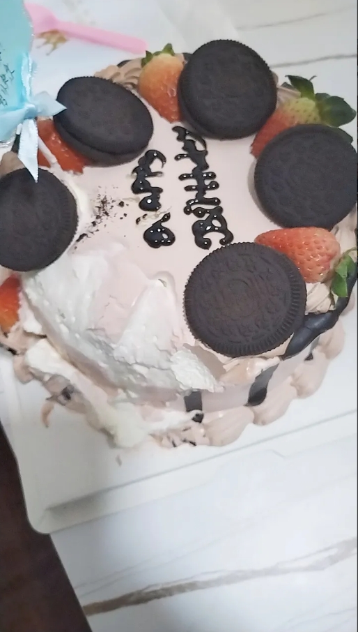 
女儿今天生日，外卖员把由于骑车太快把蛋糕的一角碰成了这样。到的时候他不停的解释