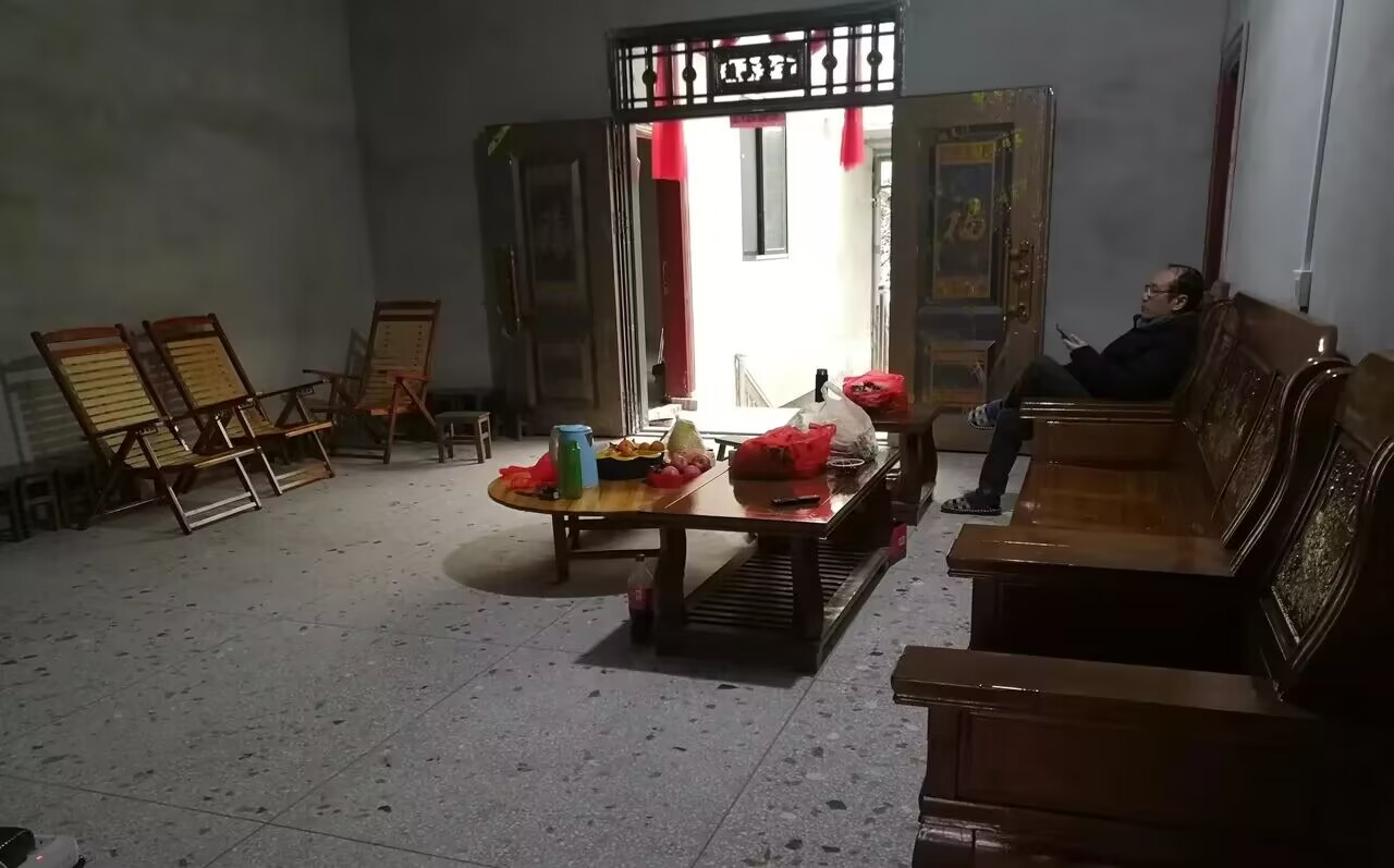 金窝银窝，不如自己的狗窝。春节去走村，坐了个三蹦子，三个半小时才到姐姐家，屁股都