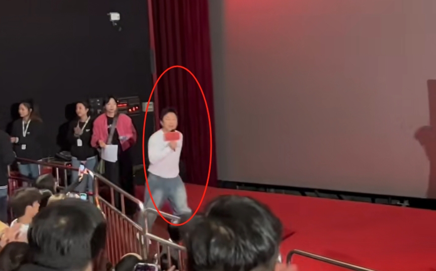 黄渤这一次真的没想到，参加活动，直接出了个大丑，引起了观众一片尖叫。
当时黄渤神