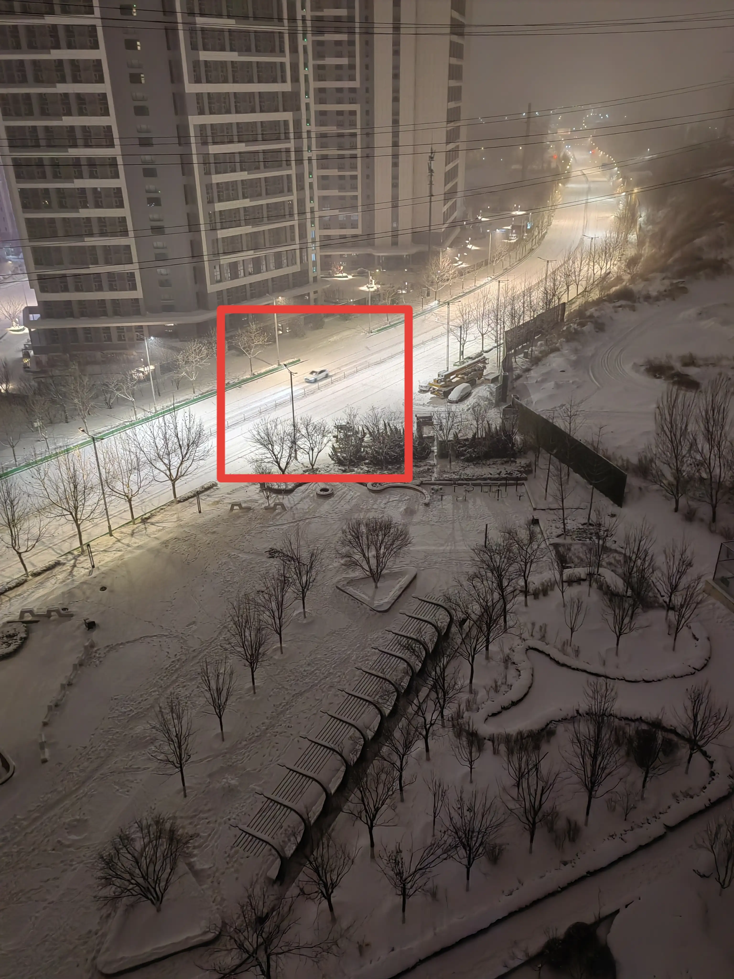 大连爆料12月17日凌晨三点半，大连红凌路，由于大雪还在下，红凌路的雪也是越积越