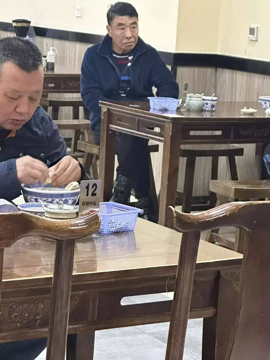 这个人谁认识？不是前面这个剥蒜的，是后面那个黑着脸翘着腿等餐的。能一眼认出他并一