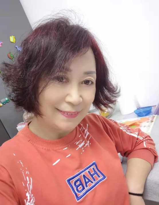 昨天居然有人问我：
姐，“你多大了”
这么说吧
那个年代
二毛钱可以看场电影
三