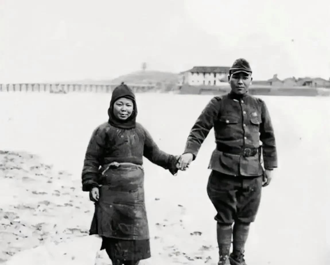 1939年，一个日本兵和一个中国姑娘手牵手，拍了一张照片。

乍一看，这两人仿佛