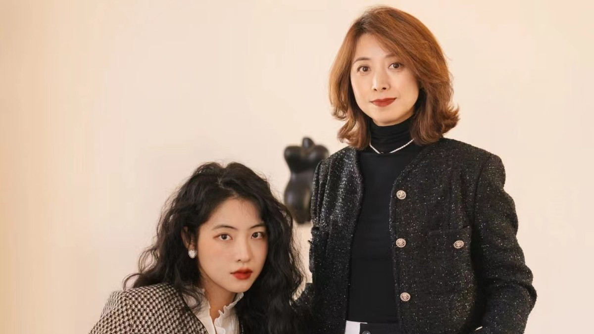 新年穿“母女装”也太高级了，造型轻奢大气显气质，太美了