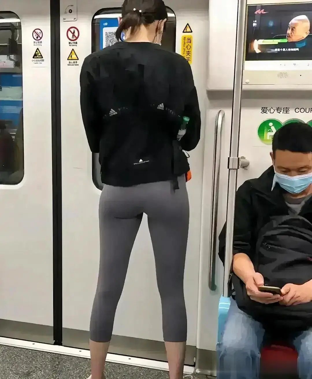 坐地铁回家的路上