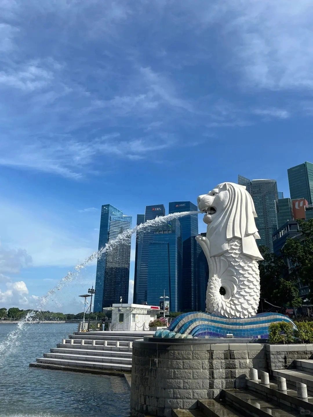 接受不了千万别去新加坡！
1：生活成本高，特别是房租
新币和人民币的汇率是1新币