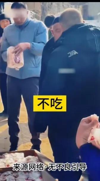 有志愿者去甘肃赈灾，差点引发当地众怒。 他们买了很多牛奶、面包等食物，到了当地一