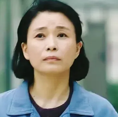 大江大河要说树造的精彩人物，曹厂长绝对算一个。她应该是60-70年代化工大学生，