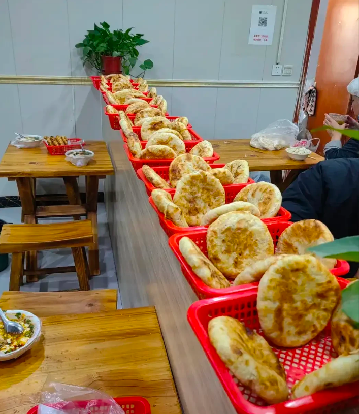 这家店真会做生意，一碗豆腐脑5块钱，烧饼随便吃，吃一个是五块，吃十个也是五块！这