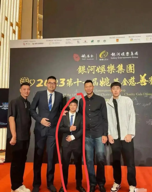 这差距好像站哪也不行。