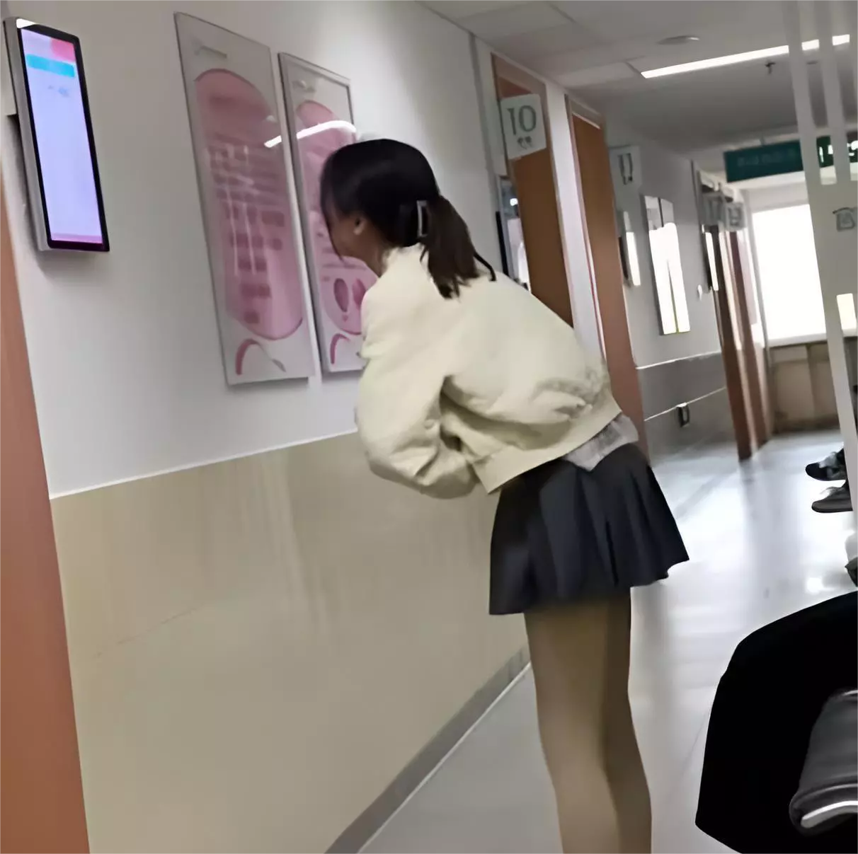 我想追到这个女孩，兄弟们此刻我该干点什么