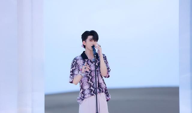 说好要发专辑，周深为何还有时间上跑男？网友：参考之前的蔡徐坤（周深参加的跑男第四季是哪一期）-第6张图片-九妖电影