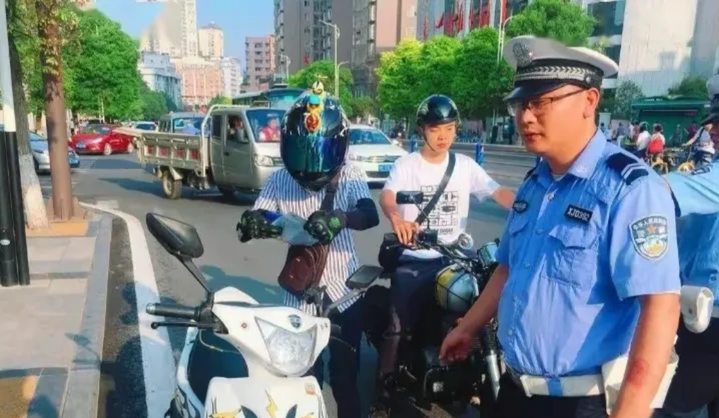 电动车定义为非机动车为啥还要驾照？自行车，轮椅也是非机动车，是不是也得要考驾照？