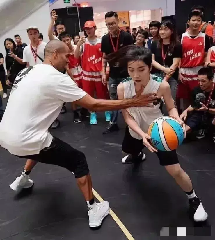 这个防守算不算犯规，犯了哪一条？