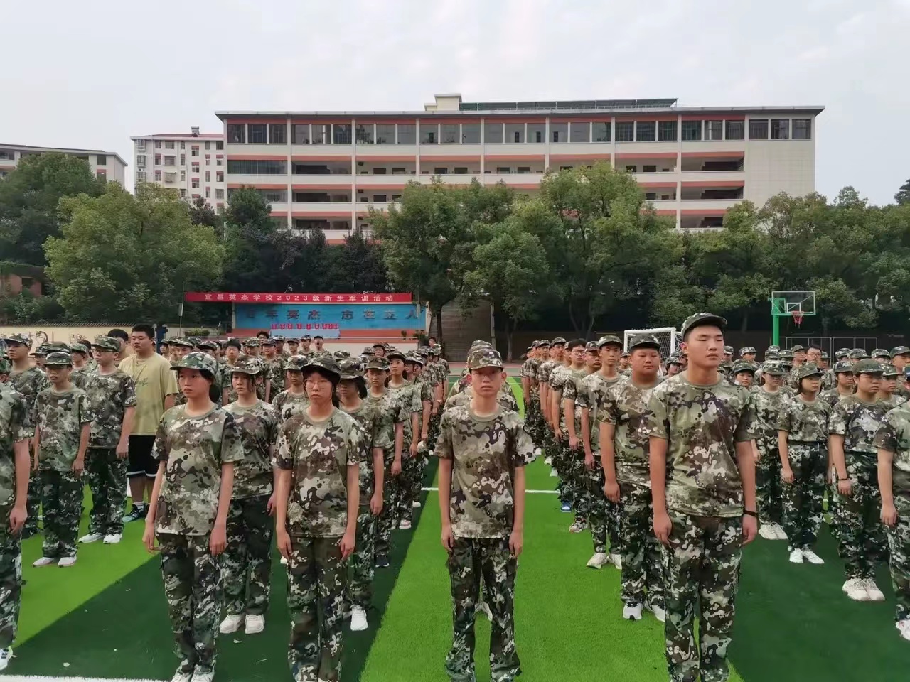 我女儿宜昌市英杰高中高中新生16岁覃宇轩，现宜昌市区中心人民医院ICU急救，我是