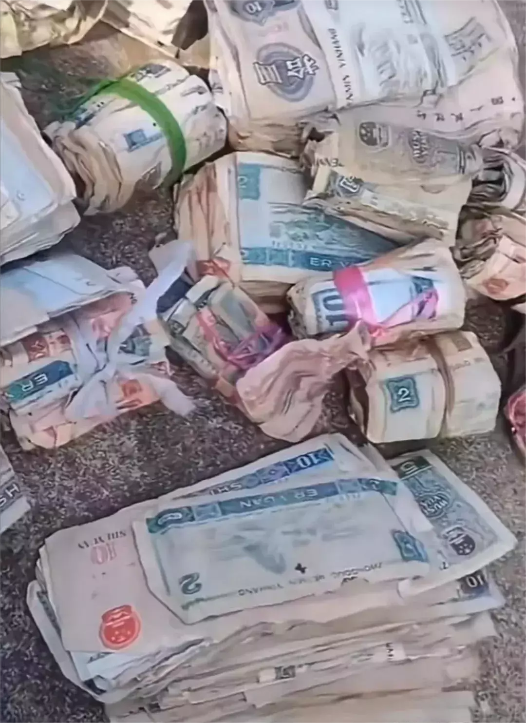 邻居家是废品收购站，他几个月前拾得一捆旧书和文件，打开全是钞票。