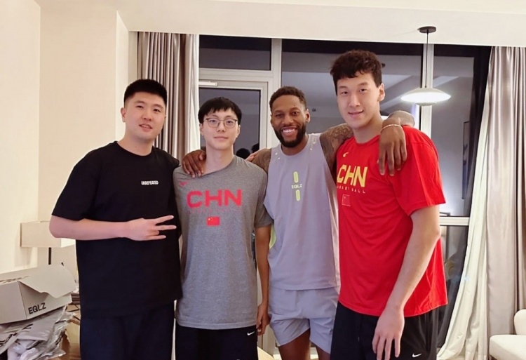 老友到访！王薪凯、威姆斯探访老队友赵睿胡明轩杜润旺
赵睿、胡明轩和杜润旺正随中国
