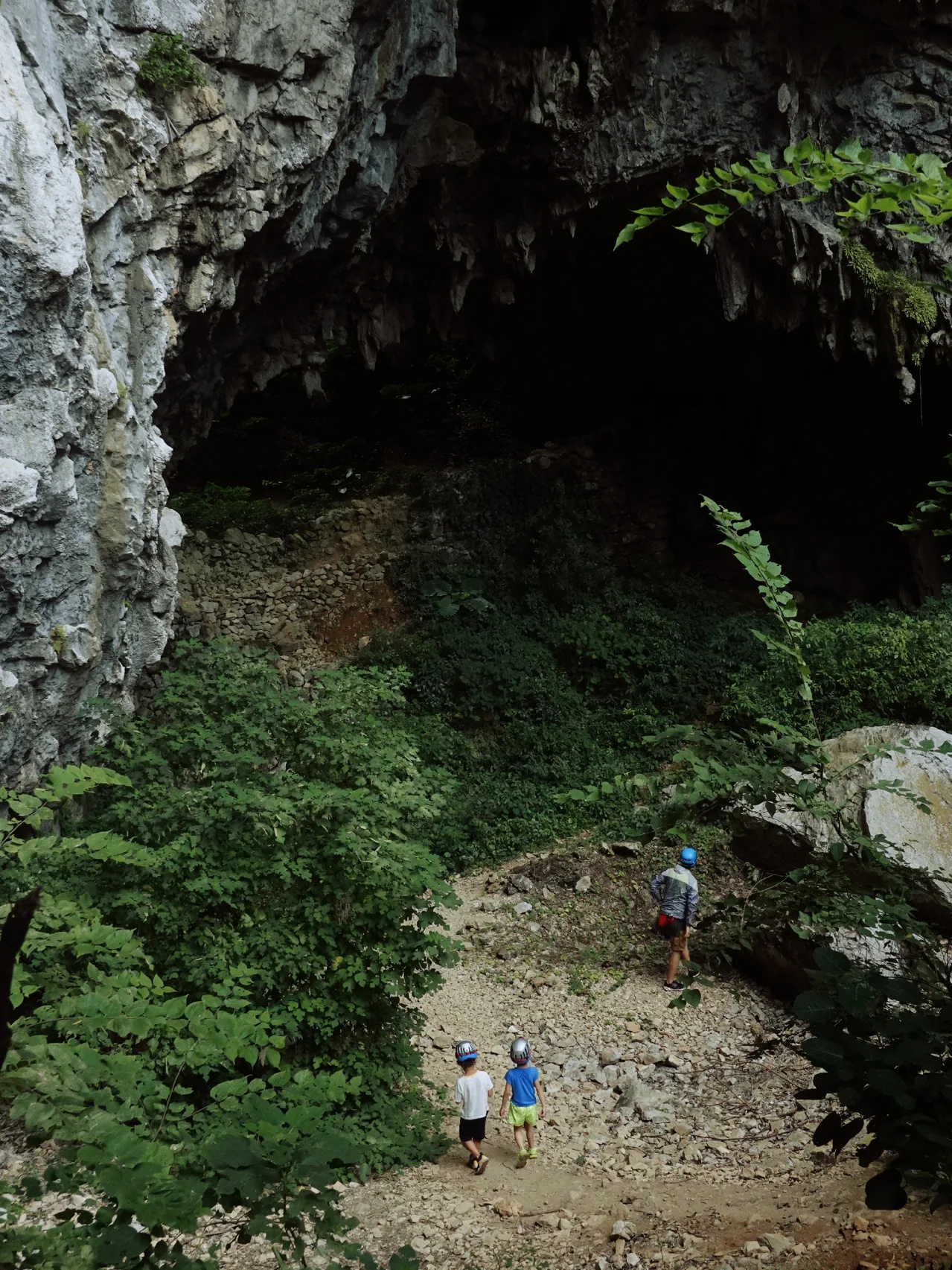 桂林旅行｜在小溪边野餐，去天坑中探险